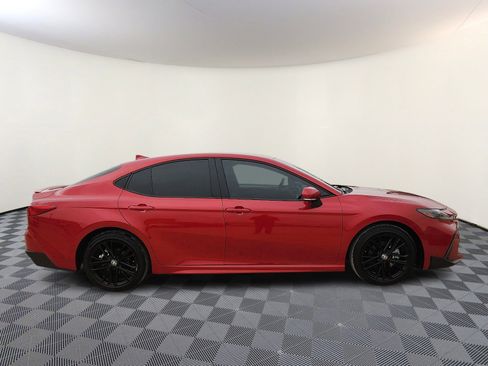 Used 2025 Toyota Camry SE image 5