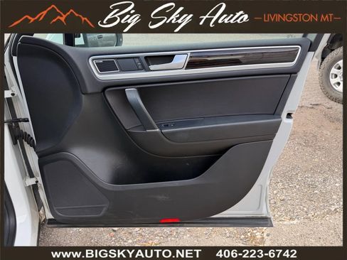 Used 2017 Volkswagen Touareg Executive image 16