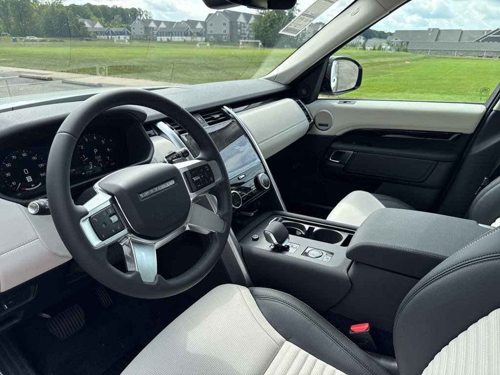 Certified 2025 Land Rover Discovery S AWD/4WD image 14