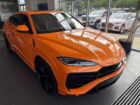Used 2025 Lamborghini Urus SE AWD/4WD image 1