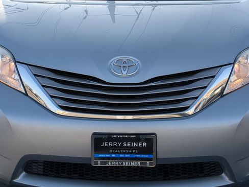 Used 2016 Toyota Sienna XLE image 9