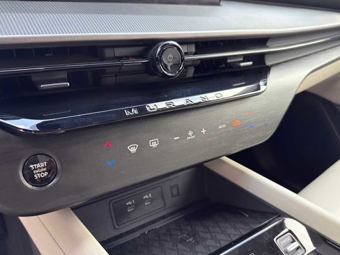 Used 2025 Nissan Murano SV AWD/4WD image 16