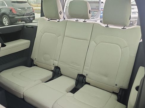 Used 2023 Land Rover Defender 130 SE image 30