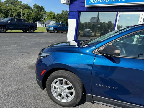 Used 2022 Chevrolet Equinox LS AWD/4WD image 3