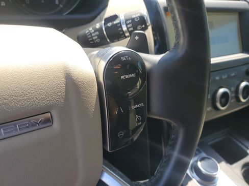 Used 2020 Land Rover Discovery SE AWD/4WD image 17