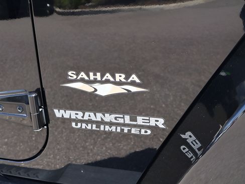 Used 2015 Jeep Wrangler Unlimited Sahara w/ Connectivity Group AWD/4WD image 10