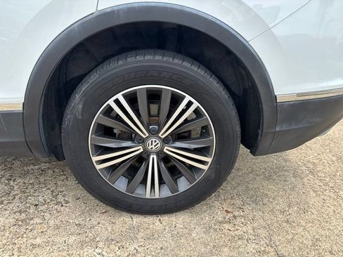 Used 2018 Volkswagen Tiguan SEL AWD/4WD image 31