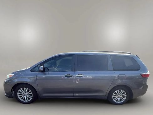 Used 2015 Toyota Sienna XLE w/ XLE Navigation Package FWD image 2