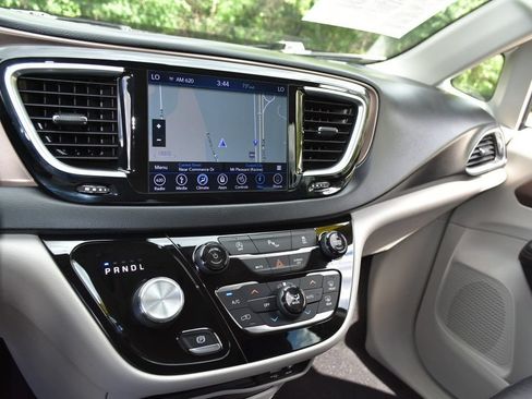 Used 2019 Chrysler Pacifica Touring-L Plus FWD image 22