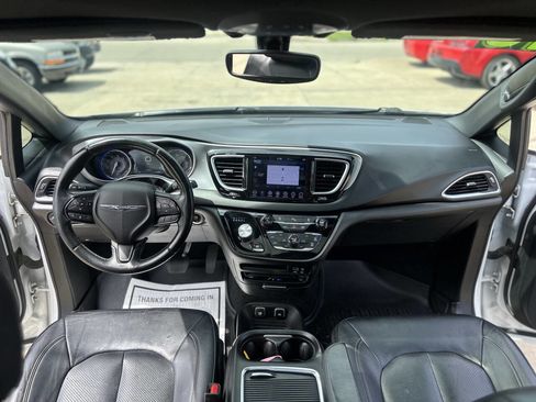 Used 2018 Chrysler Pacifica Touring-L Plus FWD image 25