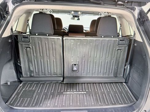 Used 2023 Toyota Highlander L image 11