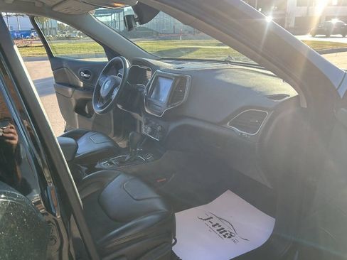 Used 2019 Jeep Cherokee Trailhawk w/ Cold Weather Group image 16