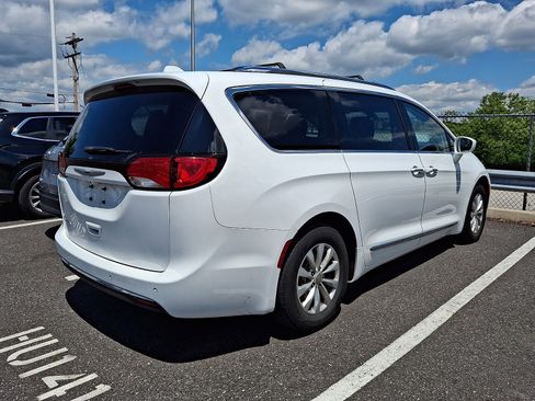 Used 2018 Chrysler Pacifica Touring-L FWD image 4
