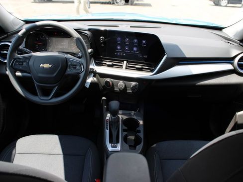 Certified 2025 Chevrolet Trax LS FWD image 33