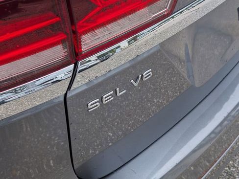 Certified 2021 Volkswagen Atlas SEL R-Line FWD image 17