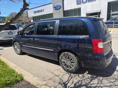 Used 2014 Chrysler Town & Country Touring-L w/ Driver Convenience Group image 13