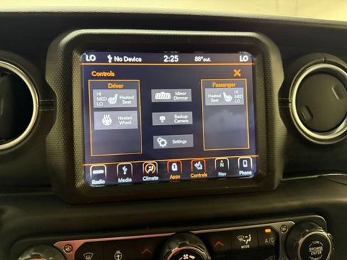 Used 2018 Jeep Wrangler Unlimited Sahara w/ Uconnect 4C Nav & Sound Group AWD/4WD image 23