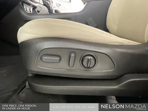 Used 2022 Chevrolet Traverse LT FWD image 23