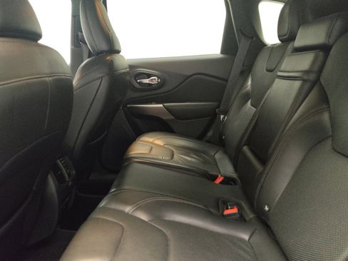 Used 2019 Jeep Cherokee Limited image 18