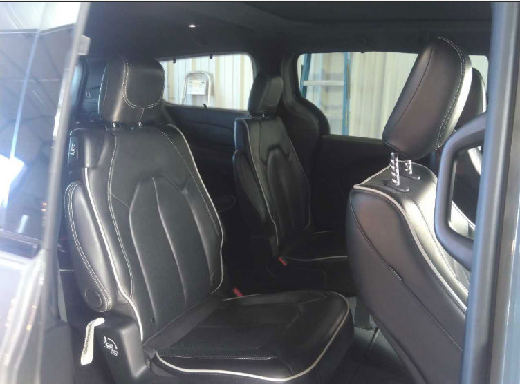 Used 2025 Chrysler Pacifica Limited FWD image 8