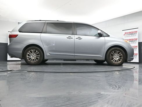 Used 2016 Toyota Sienna XLE Premium FWD image 24
