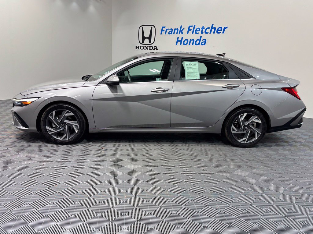 Used 2025 Hyundai Elantra SEL FWD image 2
