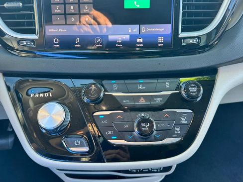 Used 2022 Chrysler Pacifica Touring-L FWD image 13