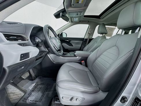 Used 2020 Toyota Highlander XLE image 15