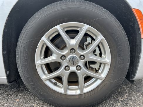 Used 2023 Chrysler Pacifica Touring-L FWD image 24