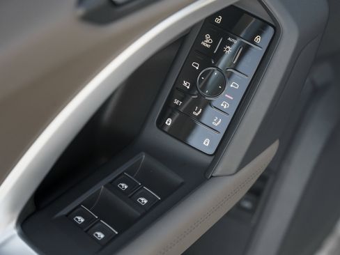 Used 2025 Audi Q5 Premium Plus w/ Premium Plus image 24