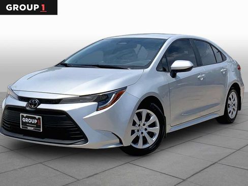 Used 2025 Toyota Corolla LE FWD image 1