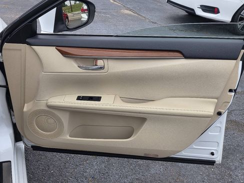 Used 2014 Lexus ES 300h w/ Luxury Package w/Bamboo Trim FWD image 12
