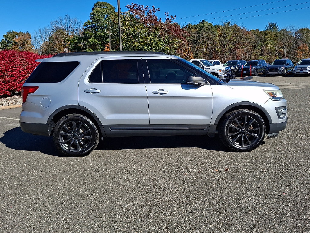 Used 2017 Ford Explorer XLT w/ Equipment Group 202A AWD/4WD image 10