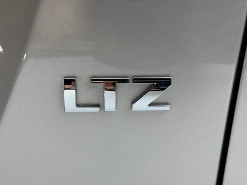 Used 2009 Chevrolet Avalanche LTZ AWD/4WD image 6