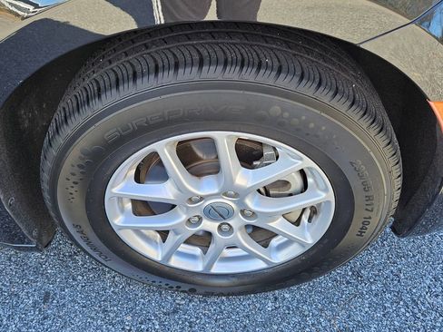 Used 2023 Chrysler Pacifica Touring-L image 17