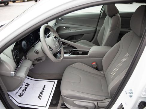 Used 2025 Hyundai Elantra SEL image 21