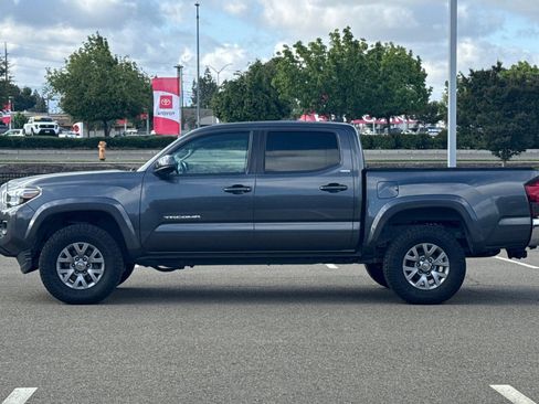Used 2018 Toyota Tacoma SR5 RWD image 7