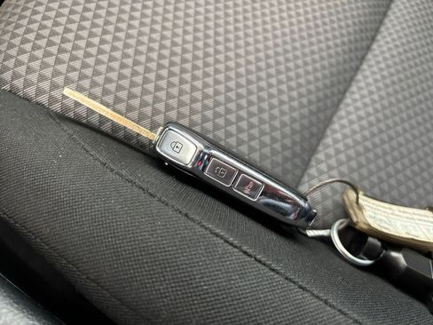 Used 2025 Kia Soul LX w/ LX Technology Package FWD image 21