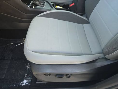 Used 2023 Volkswagen Taos SE w/ Panoramic Sunroof Package FWD image 12