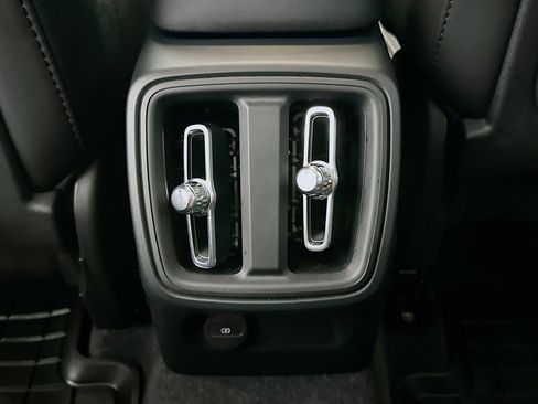 Used 2023 Volvo XC40 B4 Plus FWD image 27
