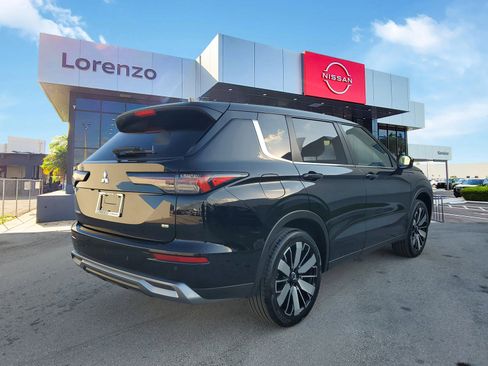 Used 2025 Mitsubishi Outlander SE image 5