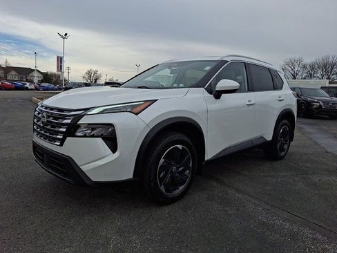 Used 2024 Nissan Rogue SV w/ SV Premium Package image 3