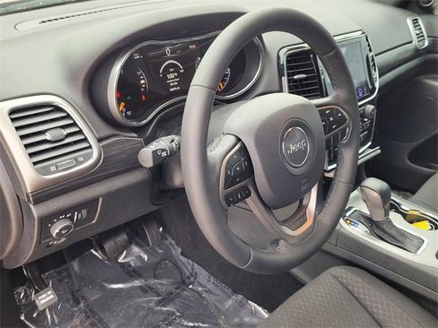 Used 2019 Jeep Grand Cherokee Laredo w/ 18" Wheel & 8.4" Radio Group image 21