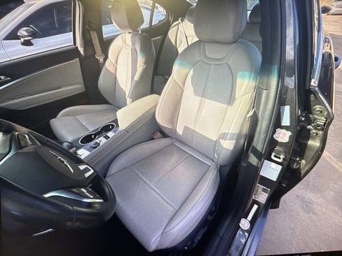 Used 2022 Genesis G70 2.0T image 6