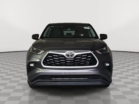 Used 2022 Toyota Highlander LE AWD/4WD image 3