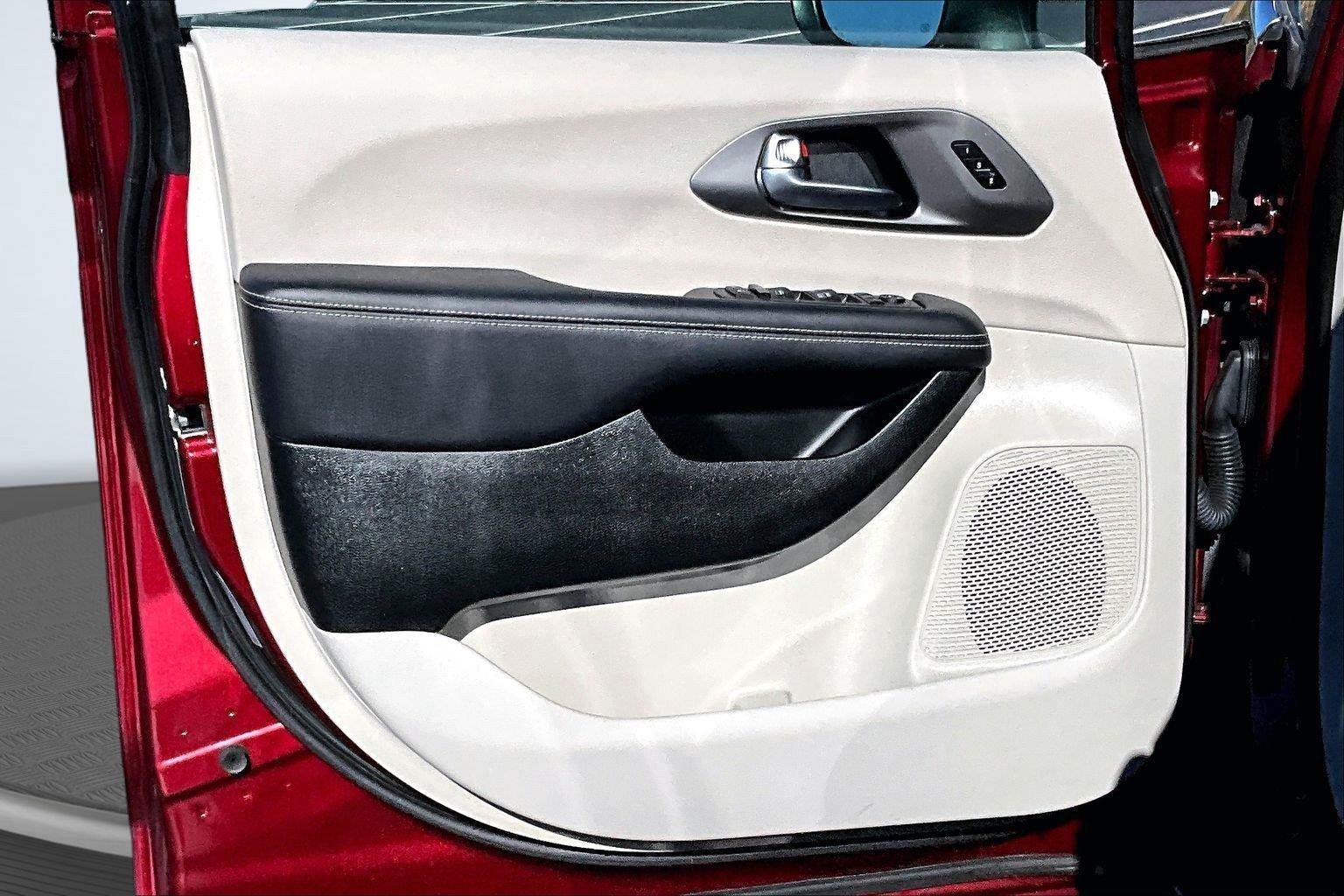 Used 2023 Chrysler Pacifica Touring-L AWD/4WD image 23