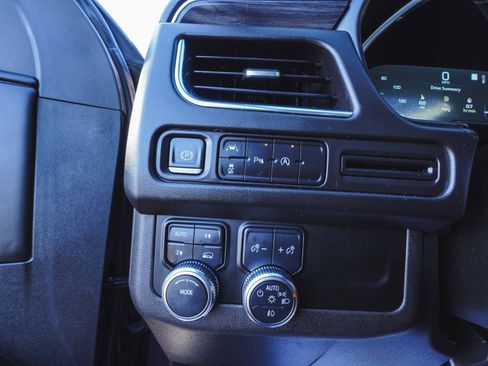 Used 2023 GMC Yukon XL SLT image 25