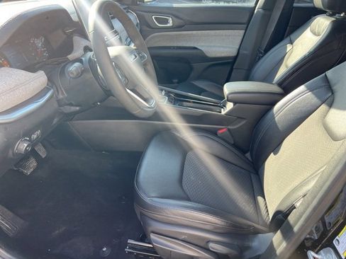 Used 2024 Jeep Compass Latitude image 23