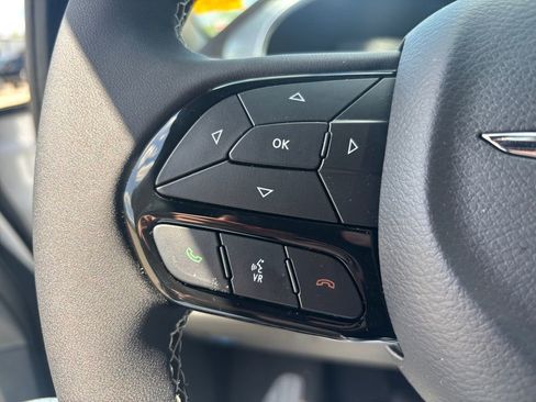 Used 2025 Chrysler Pacifica Limited FWD image 17