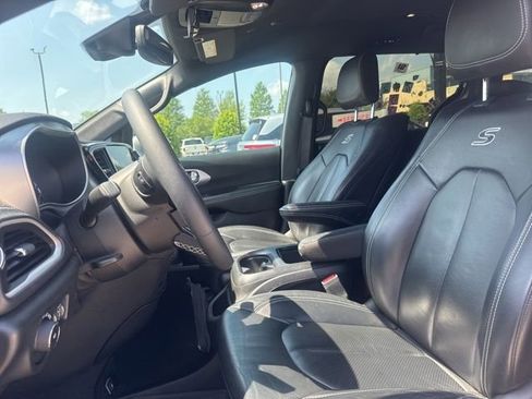 Used 2022 Chrysler Pacifica Touring-L w/ Uconnect Theater Family Group FWD image 33